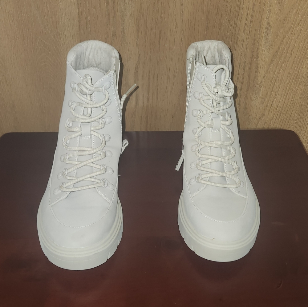Dr. Scholls White Canyon Mid Shaft Boots Size 8